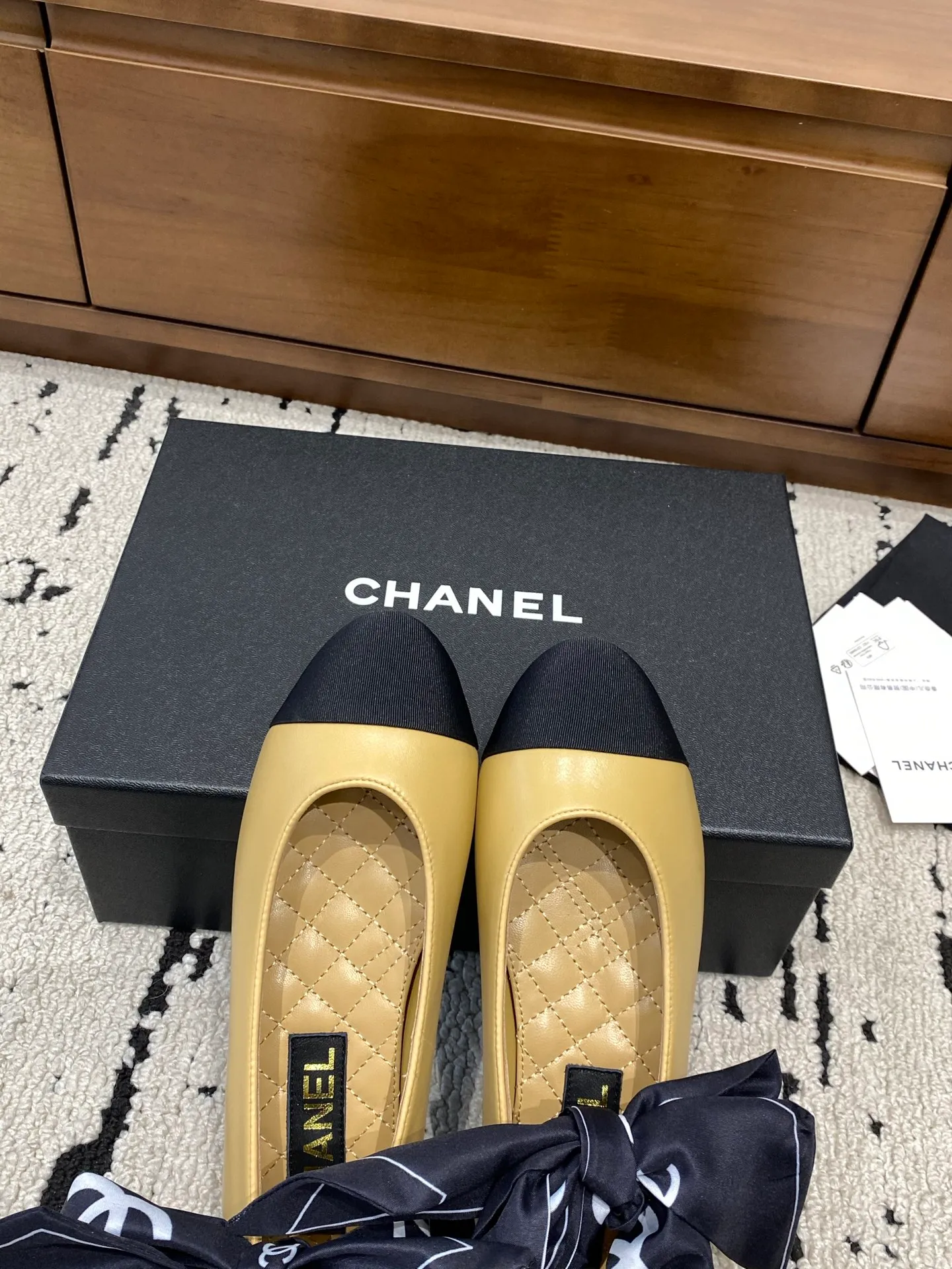 👟👟Ex-factory price 580👟👟 🍀CHANEL2026 early autumn new model, Mary Jane leather cover Chanel Xiaoxiang C home flat ribbon 🎀Comfortable ballet shoes Customized catwalk haute couture, simple yet sweet and playful Solid color fabric is refreshing and easy to wear Buckle design shoes are more heeling Upper: Customized sheepskin Inner foot pad: sheepskin Sole: Italian genuine leather sole Number of yards: 35-40 (customized 40 pieces are non-refundable)